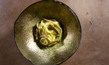 Gli Spaghetti con tè matcha, wasabi e pepe sansho di Carlo Cracco, primo di una lunga serie di fantastici piatti che hanno arricchito l'ottava edizione di Identità di pasta, appuntamento voluto da Riccardo Felicetti e Paolo Marchi (foto di Brambilla/Serrani)
