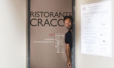 Carlo Cracco fa capolino dalla porta di ingresso del suo nuovo locale in Galleria Vittorio Emanuele a Milano. Apertura prevista a metà febbraio (foto Brambilla-Serrani)
