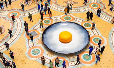 Il celeberrimo tuorlo d'uovo marinato di Carlo Cracco nel bel mezzo di Galleria Vittorio Emanuele, a Milano: un'immagine visionaria ideata da Toilet Paper e tratta da Cracco in Galleria, edito da L'ippoocampo
