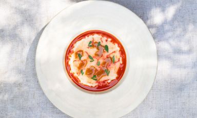 Il Risotto mantecato al limone sotto sale, ricci di mare, gamberi di S.Margherita e ruta è uno dei motivi per cui la cucina di Mattia Pecis coinvolge: parla di un connubio di elementi di terra e mare, lavorati per estrarne il meglio, ma senza mai violarli. Tutte le foto sono di Vincenzo Moraca

