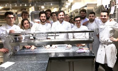 Foro ricordo, sabato 23 dicembre 2017, dopo l'ultimo servizio nel ristorante in via Victor Hugo a Milano per la brigata di Carlo Cracco, alla cui sinistra si riconosce Luca Sacchi, già pasticciere e da tre anni suo sous-chef
