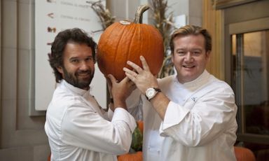 Il vicentino di adozione milanese Carlo Cracco e l'americano del Wisconsin (ma italiano di adozione e formazione) Michael White, mattatori della prima lezione della seconda giornata di Identità New York. La zucca è una delle tante che campeggia in questi giorni a Eataly, premessa dell'imminente Halloween (foto Francesca Brambilla e Serena Serrani)