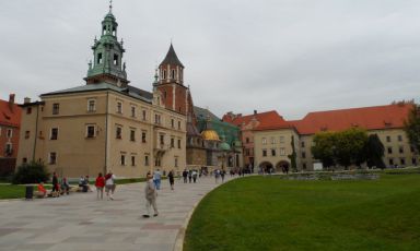 La piazza principale del Wawel, il colle che domina Cracovia, sulla Vistola, con il castello e la cattedrale