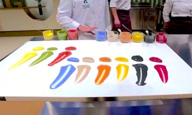Le creme perfette e colorate presentate dagli chef del Disfrutar a Gastronomika 2025: da destra barbabietola, nero di calamaro, mais, pomodoro, funghi, codium & spirulina e poi quelle dolci, ossia lampone & sesamo, tè matcha e zafferano

