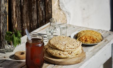 Miele, sfakianopita (una torta al formaggio cretese) e kalitsounia (piccoli snack a base di formaggio o erbe): una delle tante possibilità per un colazione deliziosa in Grecia. Foto P. Merakos
