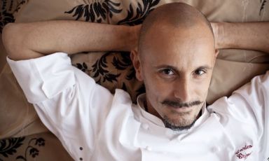 Dopo le 3 Stelle Michelin del suo Piazza Duomo di Alba (Cuneo), il titolo di Cuoco dell'anno a Identità Milano 2013, il freschissimo ingresso al 41° posto della World's 50 Best, il brianzolo Enrico Crippa incassa il premio più bello: le lodi di una collega, Serenella Medone, chef de Al Solito di Bogliasco, Genova (foto Alessandra Tinozzi, Sul Cuscino)
