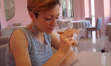 Lisa Foletti, bolognese, sommelier e donna di sala a Bologna, qui come cliente al Piazza Duomo di Alba (Cuneo)