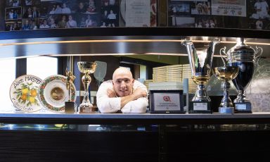 Cristian Marasco al bancone della sua pizzeria La Grotta Azzurra. Sarà anche tra i protagonisti di Identità di Pane e Pizza (in collaborazione con Petra® Molino Quaglia), lunedì 9 marzo alle 11,15, a Identità Milano 2020. Tutte le foto sono di Brambilla-Serrani

