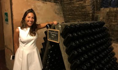 Cristina Cerri con le bottiglie Riserva del Fondatore Vincenzo Comi, tra le produzioni più interessanti di Travaglino
