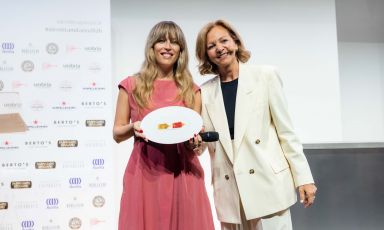 Cristina Mercuri con Cinzia Benzi sul Main Stage di Identit&agrave; Milano 2026&nbsp;(foto Brambilla/Serrani)
