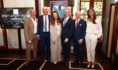 Andrea Dori, strategic business consultant di Adori Consulting, ha moderato la conferenza di lancio della seconda edizione dei Best Luxury Hotel Awards. Relatori Mauro Santinato, presidente di Teamwork Hospitality, Maddalena Fossati Dondero, direttrice e head of content di La Cucina Italiana e Condé Nast Traveller Italia, Ezio Indiani, general manager dell’Hotel Principe di Savoia e delegato EHMA e Roberta Battocchio, managing director di Hearst Global Design
