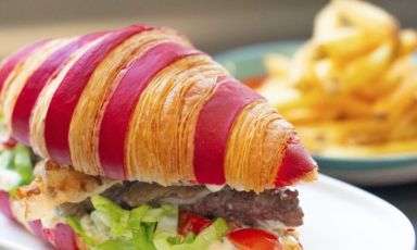 Il Croissant Burger di Cardinale - Fratelli Massari, tra le ultime novit&agrave; in carta assieme alla Torta di Rose salata
