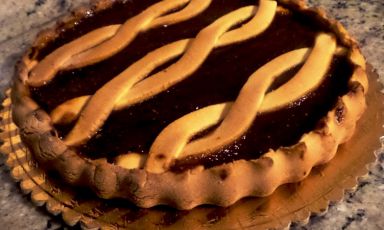Crostata con marmellata di fichi, una delle tante ricette di Nonna Paperina, aka Tiziana Colombo, per chi soffre di intolleranze al nichel e al lattosio. La Colombo ha appena dato alle stampe proprio "Lattosio. L'intellaranza? La cuciniamo", 99 ricette per chi ha problemi ad assimilare lo zucchero del latte