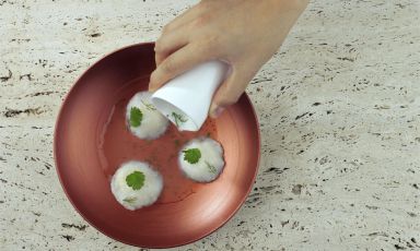 Capesanta, cavolfiore arrosto, infuso al finocchio e coriandolo: ossia una capasanta non banale, ed è già un merito. È uno dei nuovi piatti del Villa Naj di Stradella (Pavia)
