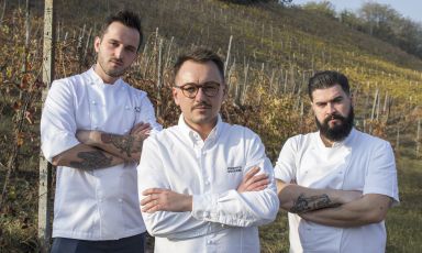 Al centro lo chef Federico Sgorbini con Marsilio Ramo, a sinistra, e Mauro Enoch. A loro è affidata la cucina del Villa Naj, nuovo indirizzo gourmet a Stradella, provincia di Pavia
