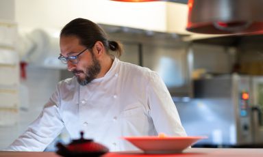 Beppe Rambaldi dietro al pass del suo ristorante di Villar Dora (Torino)

