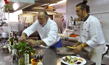 Luciano Zazzeri all'opera nella cucina della Pineta, con il figlio Daniele, mentre l'altro figlio Andrea sovrintende sala e cantina: questo ristorante di Marina di Bibbona è meta prediletta di tanti buongustai anche famosi, come il grande Angelo Gaja
