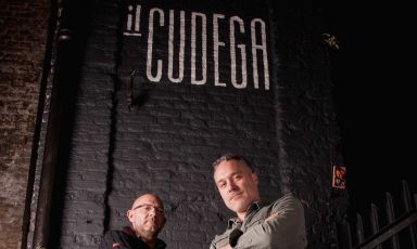 Luca Gaggioli e Giovanni Brighi, titolari dal settembre scorso a&nbsp;London Fields, Hackney, indirizzo Arch 358-Westgate street,&nbsp;di&nbsp;Il Cudega, "eno-gastronomia con piccola cucina lombarda", (telefono +44.(0)20.72416599, aperto dal marted&igrave; alla domenica ore 9-18). Il nome deriva dalla colorita espressione milanese, col significato di "sbucciare il maiale" (foto&nbsp;Anteater PR)
