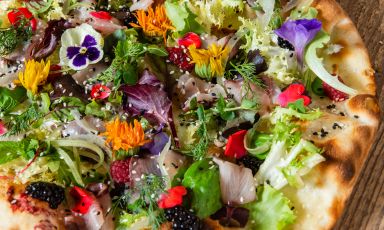 Cultura contadina, iconica, una delle "pizze di montagna", croccanti e con un topping originalissimo, di Denis Lovatel, alle sue (ormai quattro) pizzerie Denis a Milano
