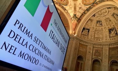E' stata presentata a Roma, alla presenza dei ministri Martina e Gentiloni e del sottosegretario Scalfarotto, la prima Settimana della cucina italiana nel mondo, un'iniziativa davvero ambiziosa che vuole schierare i professionisti del settore per valorizzare il sistema Italia. Alla presentazione c'era anche Paolo Marchi: ecco le sue considerazioni
