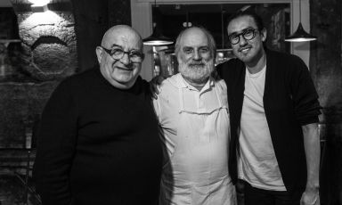 Franco Virga, fondatore e promotore di Unia​mo25, titolare dei ristoranti Virga&Milano con Corrado Assenza e Jesús Dúron, ex chef di Pujol Restaurant, due stelle Michelin e nr. 33 del The World's 50 Best Restaurants. (Foto di Daniele Ratti)
