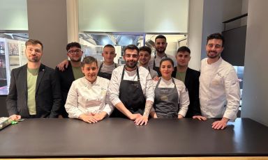 La brigata di Identità Golose Milano, sala e cucina insieme, incontra la chef Marina Ravarotto, per una sera, da Cagliari all'hub di Via Romagnosi
