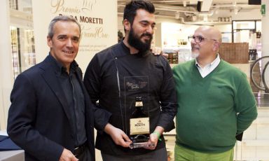 Dalla finale del Premio Birra Moretti Grand Cru 2014: il vincitore Davide Del Duca (Osteria Fernanda, Roma) tra Alfredo Pratolongo, direttore Comunicazione e Affari istituzionali di Heineken Italia e il presidente di giuria Claudio Sadler, chef del ristorante omonimo di Milano