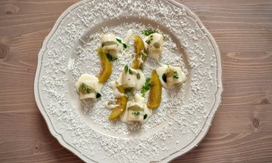 Mezze maniche Mancini tiepide saltate in padella con burro alla maggiorana, pecorino di fossa in salsa e grattugiato, fichi fermentati ed estratto di pepe verde: il nuovo menù di Gianluca Gorini si può riassumere con questo piatto, che trattiene tutti gli elementi cari al cuoco romagnolo, come un distillato di vita, territorio e buoni sapori

