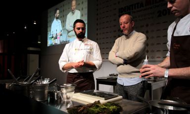 Alessandro Dal Degan durante la sua lezione, incalzato da Stefano Vegliani.&nbsp;E' stato uno degli otto relatori della prima edizione di Identit&agrave; di Montagna
