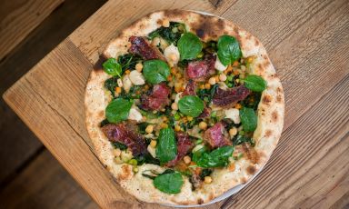 La Pizza Zuppa Etrusca, frutto della collaborazuione di Denis Lovatel con Alessandro Negrini e Fabio Pisani de Il Luogo di Aimo e Nadia a Milano
