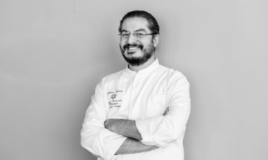 Lo chef Damiano Ferraro del ristorante Capitolo Primo, presso il Relais Briuccia a Montallegro, in provincia di Agrigento. Il boutique hotel de charme fa parte del circuito di eccellenze sicule Le Soste di Ulisse
