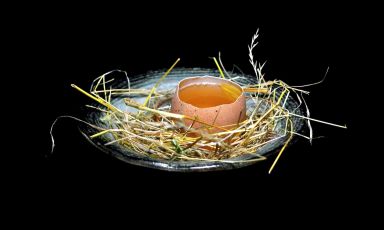 Uovo alla pavese, ossia un uovo all'ostrica che incontra la Zuppa alla pavese: è una delle convincenti proposte di cucina regionale italiana al ristorante DanielCanzian (adesso si scrive tutto attaccato), a Milano. Foto di Tanio Liotta
