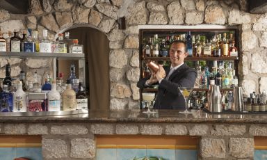 Daniele Chirico, bar manager del Le Monzù Cocktail Bar dell'Hotel Punta Tragara di Capri, ha creato una drink list ispirata al tema del viaggio, tantissime le destinazioni proposte
