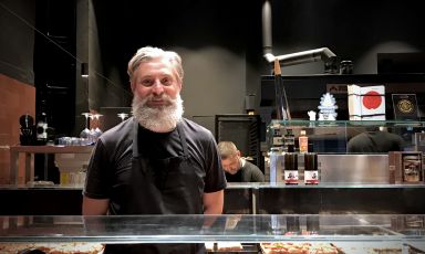 Daniele Campana davanti al bancone del suo Campana Pizza in Teglia a Corigliano Calabro, in provincia di Cosenza. Foto Tanio Liotta
