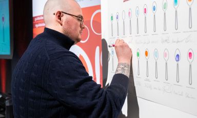 Davide Caranchini, Chef of the Year for the 2023 Identità Golose Guide, signs the souvenir artwork at the award ceremony on Monday 27th of March 2023 in Milan. Foto Brambilla-Serrani
