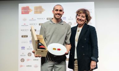 Davide Guidara premiato a Identit&agrave; Milano 2026 da Carmen Moretti, vicepresidente Holding Terra Moretti
