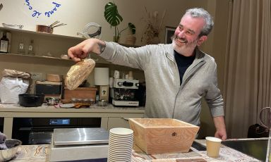 Un pane ben riuscito sviluppa delle "creste" in superficie che in gergo vengono chiamate "orecchie": se riusciamo a tenere il pane trattenendole dalle stesse, la cottura e la lievitazione risulteranno&nbsp;ottimali. Ce lo spiega Davide Longoni presso il suo Circolino del pane a Milano
