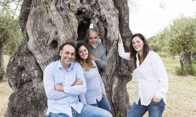 La famiglia Ceraudo, il padre Roberto e i suoi tre figli, Caterina, Giuseppe e Susy, a capo dell'Azienda Agricola Ceraudo
