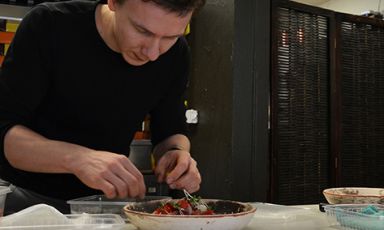 Deivydas Praspaliauskas, 26 anni, originario di Vilnius, dopo alcune esperienze all'estero è tornato nella sua città natale per proporre una cucina che si allontana dai classici, un po' pesanti e ripetitivi, della gastronomia locale