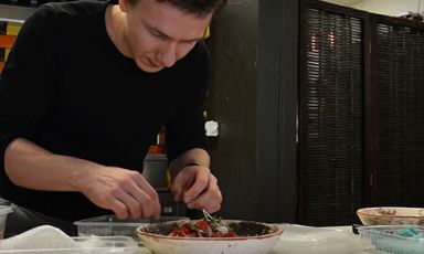 Deivydas Praspaliauskas, 26 anni, originario di Vilnius, dopo alcune esperienze all'estero è tornato nella sua città natale per proporre una cucina che si allontana dai classici, un po' pesanti e ripetitivi, della gastronomia locale
