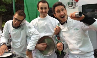 In primo piano, Federico Delmonte, autore del nostro pezzo, chef-patron per un anno e mezzo del Vicolo del Curato a Fano (Pesaro Urbino), chiuso da pochi giorni. Per lui c'è un futuro a Roma. Nella band della foto riconosciamo il dj Stefano Ciotti, chef di Urbino dei Laghi a Pesaro Urbino e il chitarrista Alberto Faccani del Magnolia di Cesenatico 