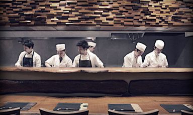 Il bancone del Den di Tokyo. L'indirizzo si caratterizza, oltre che per l'ottima cucina, per l'eccellenza dell'ospitalità
