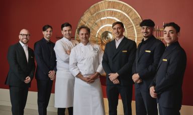 Nino Di Costanzo, al centro, con al suo fianco il resident chef Antonio Autiero, e la brigata di sala del Deschevaliers
