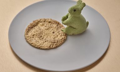 Dessert del Coniglio lunare: Mousse alla fava tonka, gelée all’arancia e biscotto morbido alla cannella su luna dorata di gel di mela di Gong
