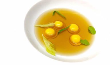 Brodo di agnello, bottoni "cacio e ovo", un primo piatto concepito da&nbsp;Gianni Dezio del ristorante Tosto di Atri (Teramo) in Abruzzo
