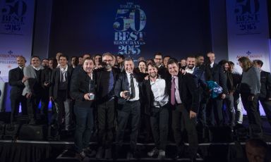 Foto di gruppo per i primi 50 della classifica dei San Pellegrino 50 Best. La cerimonia di premiazione si &egrave; svolta a Londra lo scorso 1 giugno. Il prossimo anno, per la prima volta, i 50 Best lasceranno la capitale inglese e saranno assegnati invece a New York