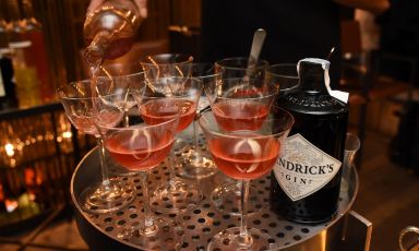 Qui e nelle foto sotto, assaggi di cocktail studiati per esaltare le note aromatiche del gin Hendrick's, al Chinese Box di Milano
