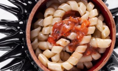 Fusillo fatto a mano, burro di manteca del Gargano, acciuga di Cetara, polpa al riccio di mare e tarallo al finocchietto è il Piatto del 2023 di Domenico Di Tondo, chef del ristorante Terradimare a Trani
