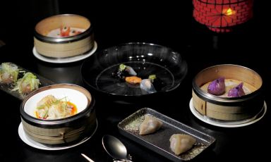 Tavolo apparecchiato con i magnifici dim sum di Ba Restaurant a Milano. Foto Tanio Liotta
