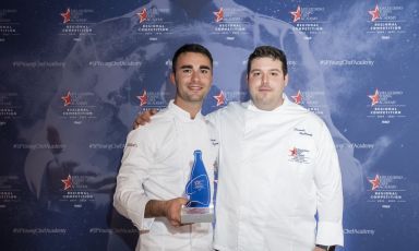 Edoardo Tizzanini, sulla sinistra, con il suo mentor Davide Galbiati: è lui il trionfatore alla finale italiana della S.Pellegrino Young Chef Academy Competition 2024-25. Tizzanini, classe 1995, di Calenzano (Firenze) lavora da più di sette anni al Di Vittorio dei Cerea, da tre anni e mezzo come sous chef. Prima, ha avuto esperienze formative ai Four Seasons di Firenze e di Milano e poi in Spagna, a El Celler de Can Roca, al Disfrutar e con Martin Berasategui
